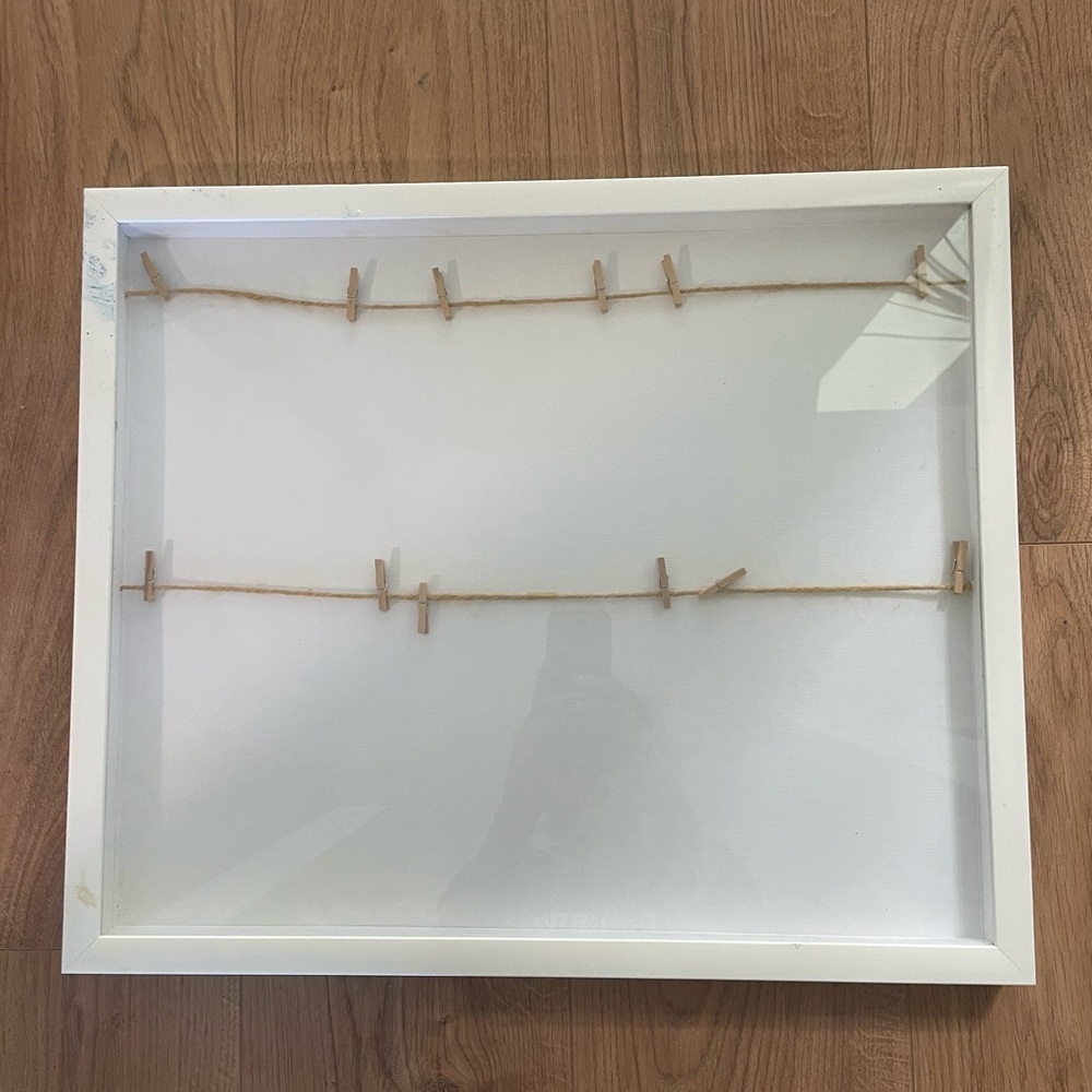 Umbra Clothesline Photo Display Frame – White (20.5” x 17”)
